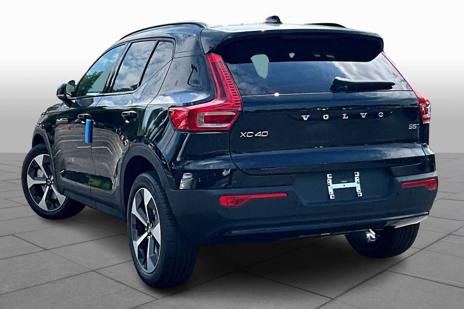 2026 Volvo XC40 Plus photo 3
