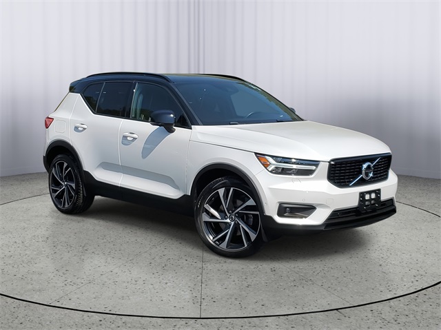 2019 Volvo XC40 R-Design photo 2