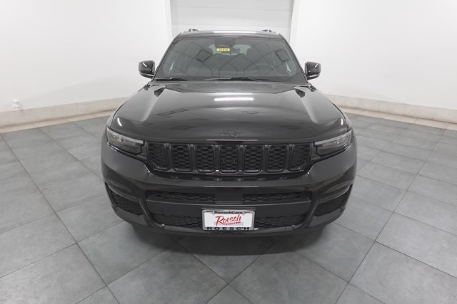 2025 Jeep Grand Cherokee Limited photo 2