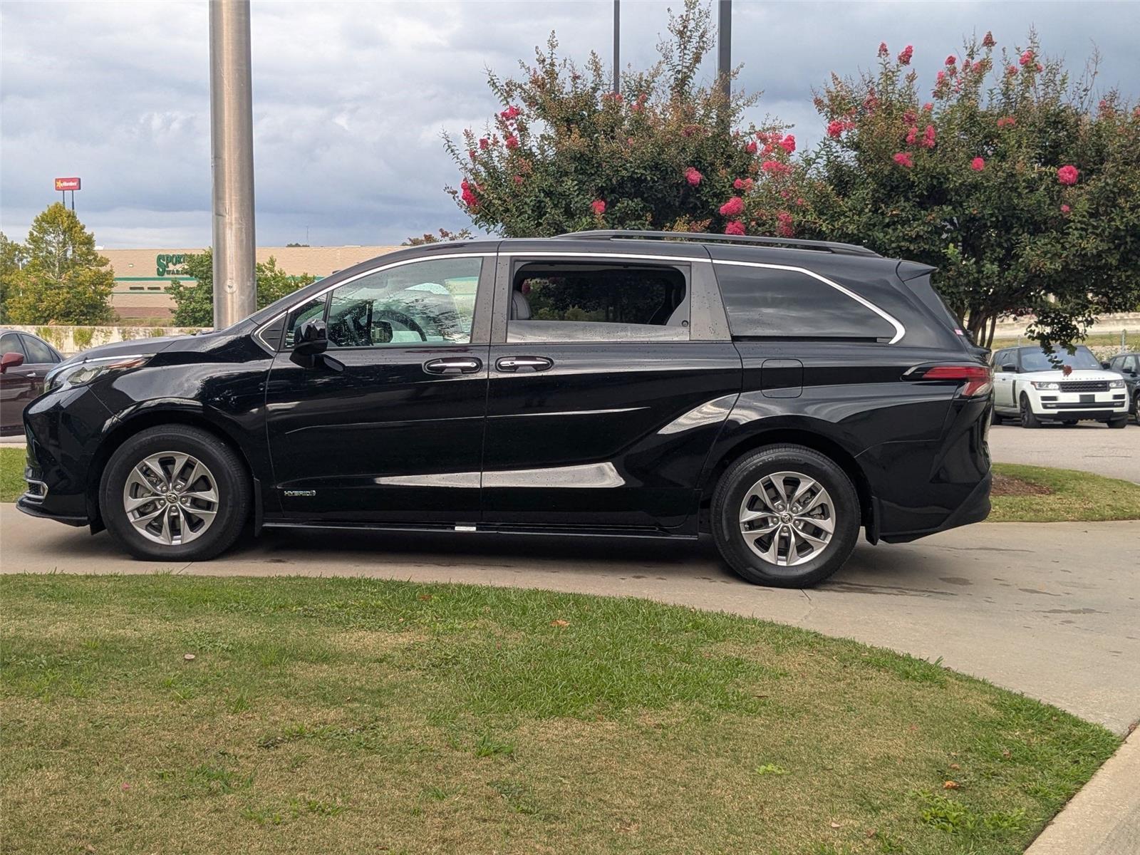 2021 Toyota Sienna XLE photo 7