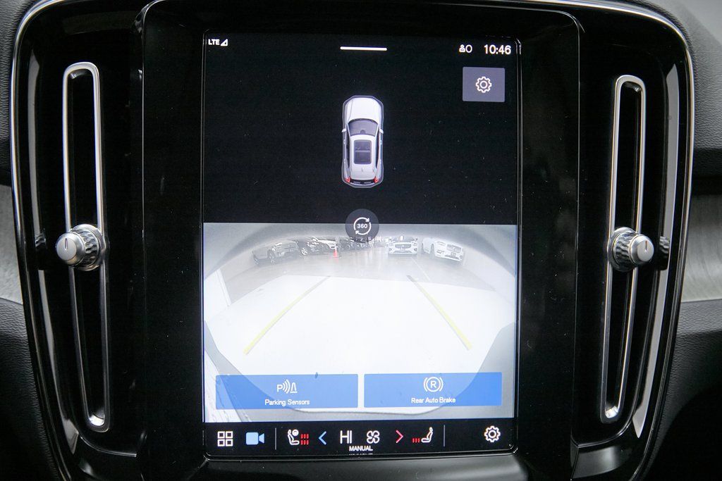 2023 VOLVO XC40 - Image 32