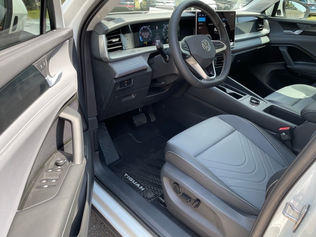 2025 Volkswagen Tiguan SE photo 19