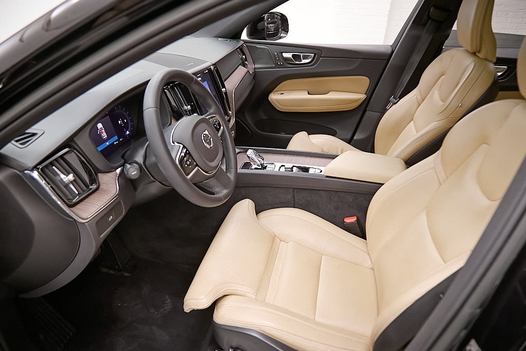 2023 VOLVO XC60 - Image 16