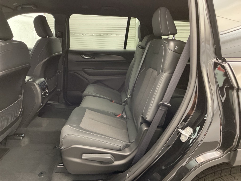 2025 Jeep Grand Cherokee Laredo photo 10