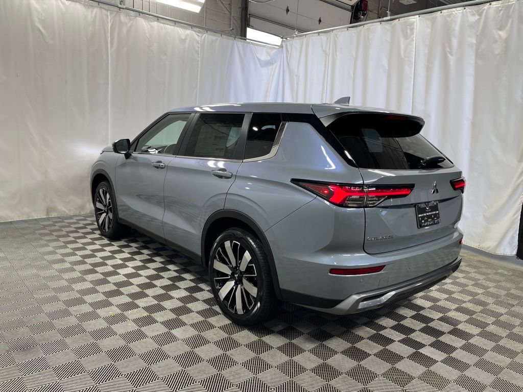 2025 Mitsubishi Outlander SE photo 4