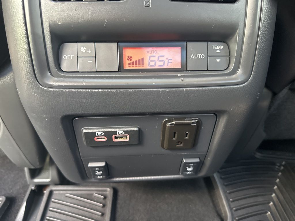 2020 Nissan Pathfinder Platinum photo 11