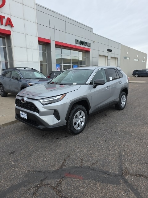 2025 Toyota RAV4 LE's photo