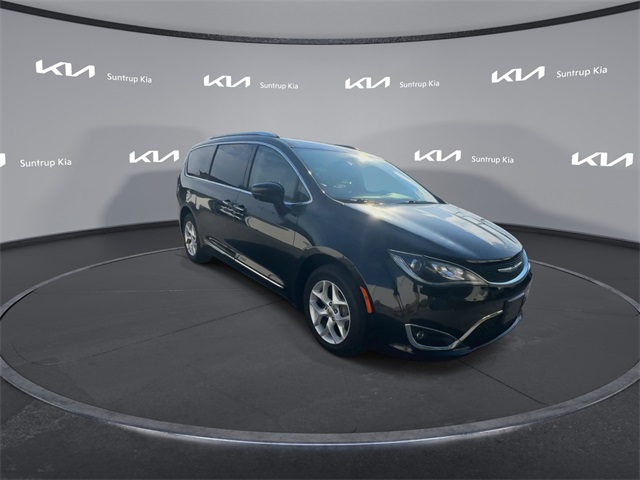 2017 Chrysler Pacifica Touring Plus photo 2