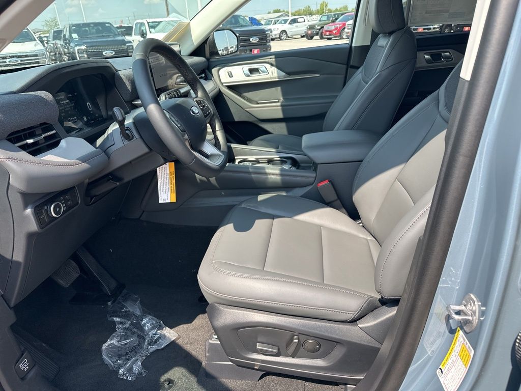 2025 Ford Explorer photo 12