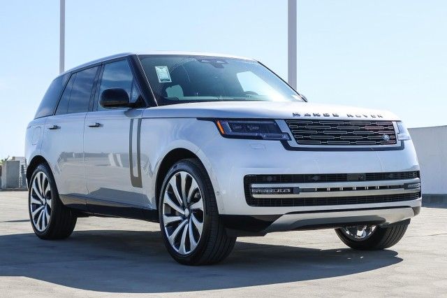 2025 Land Rover Range Rover SE photo 3