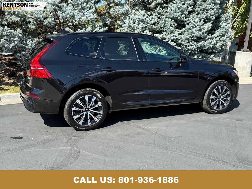 2025 Volvo XC60 B5 Plus photo 9