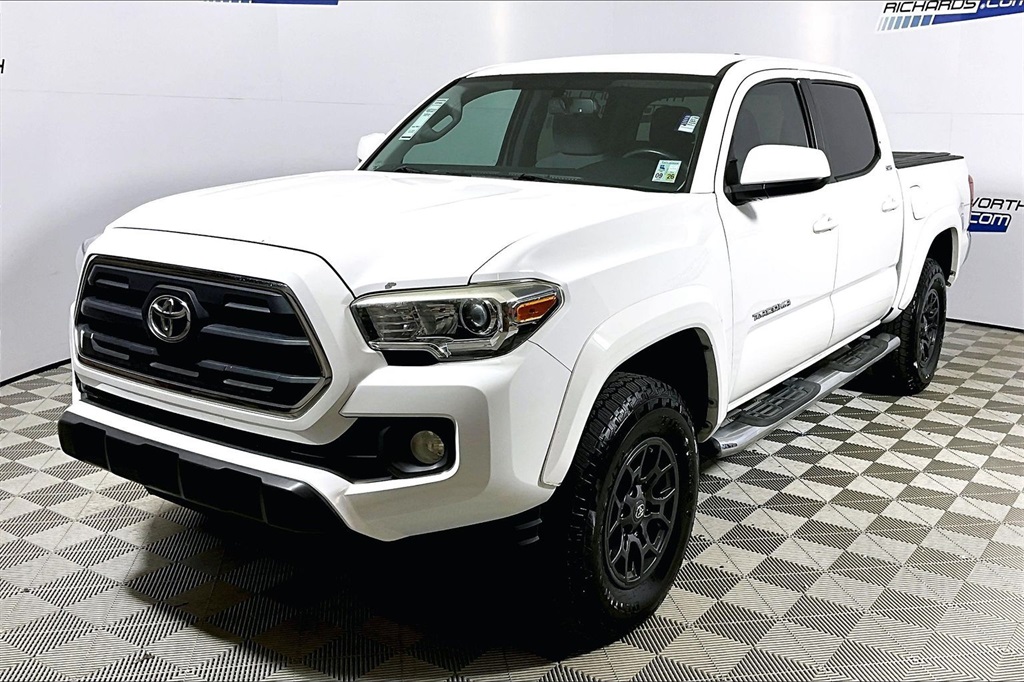 2017 Toyota Tacoma SR5's photo