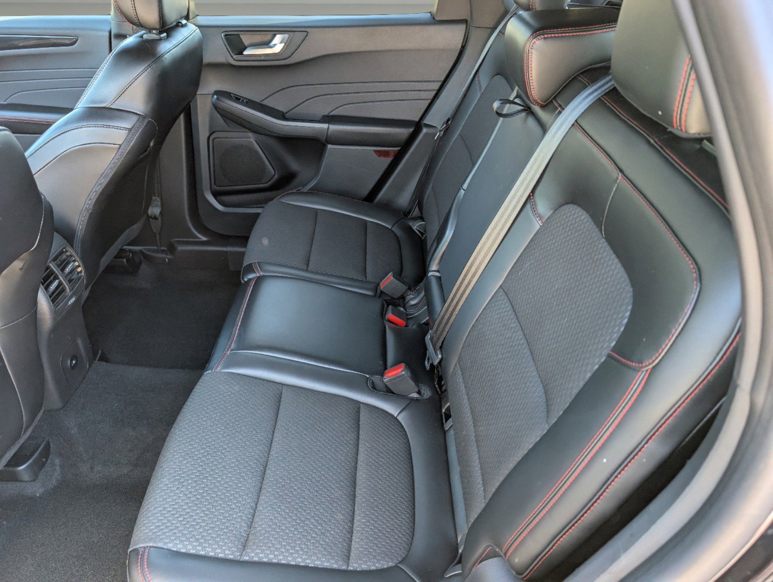 2024 Ford Escape ST-Line photo 17