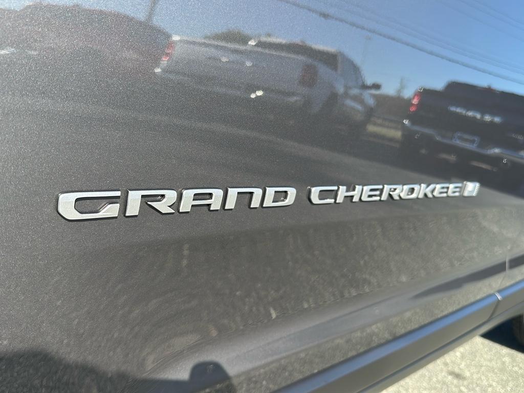 2025 Jeep Grand Cherokee Laredo photo 10