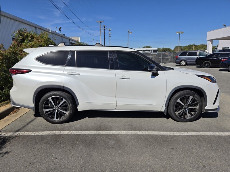 2022 Toyota Highlander XSE photo 2