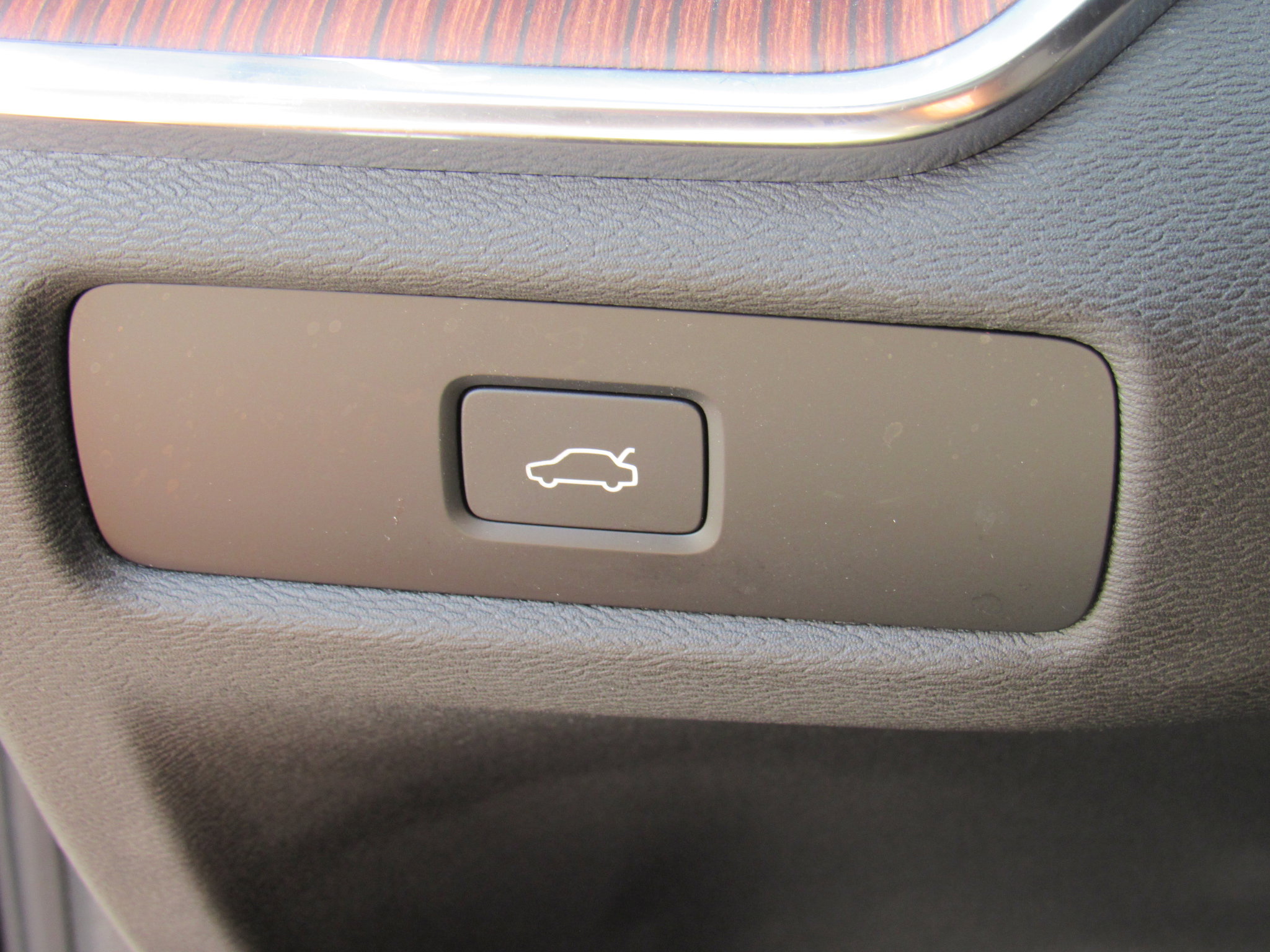 2023 Volvo S60 B5 Plus Black Edition photo 27