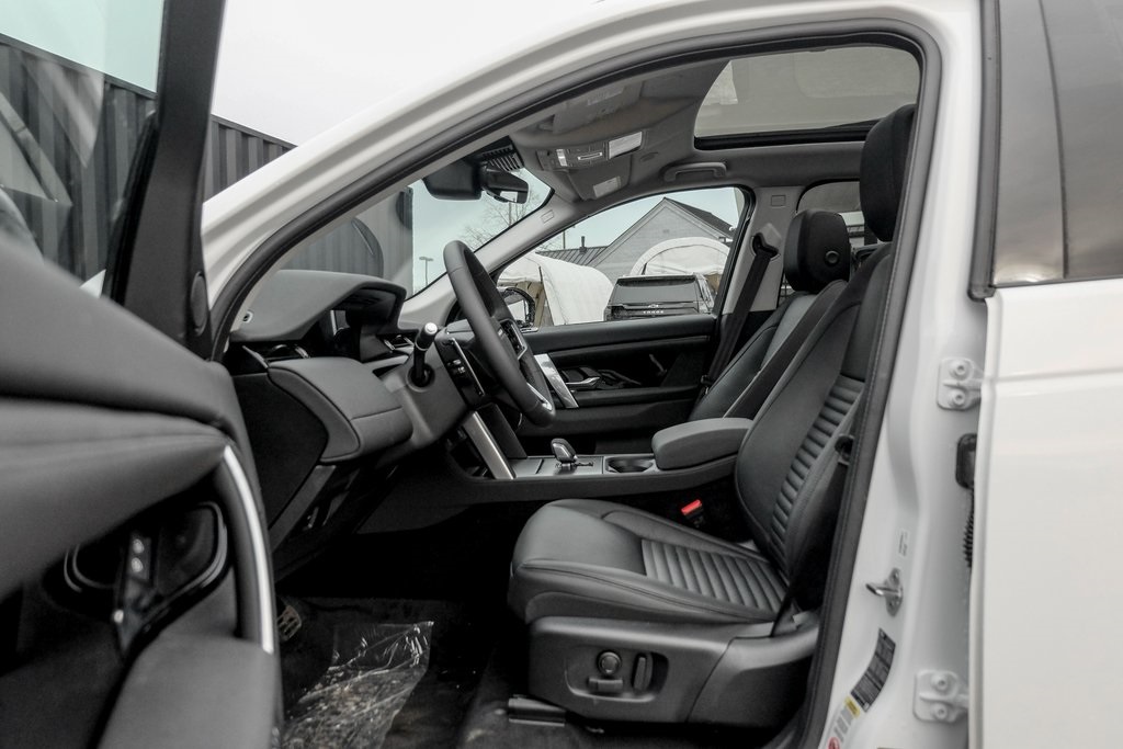 2025 Land Rover Discovery Sport S photo 9