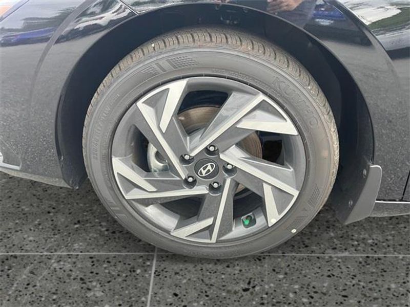 2024 Hyundai Elantra SEL Convenience photo 13
