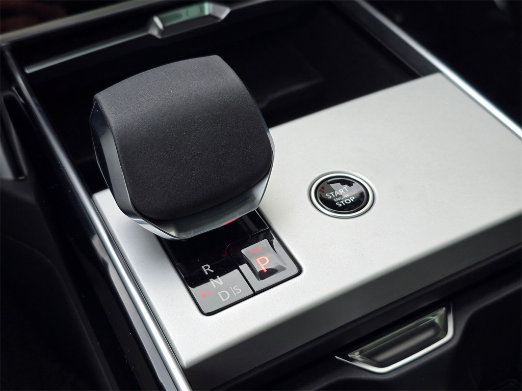 2025 Land Rover Range Rover SE photo 13
