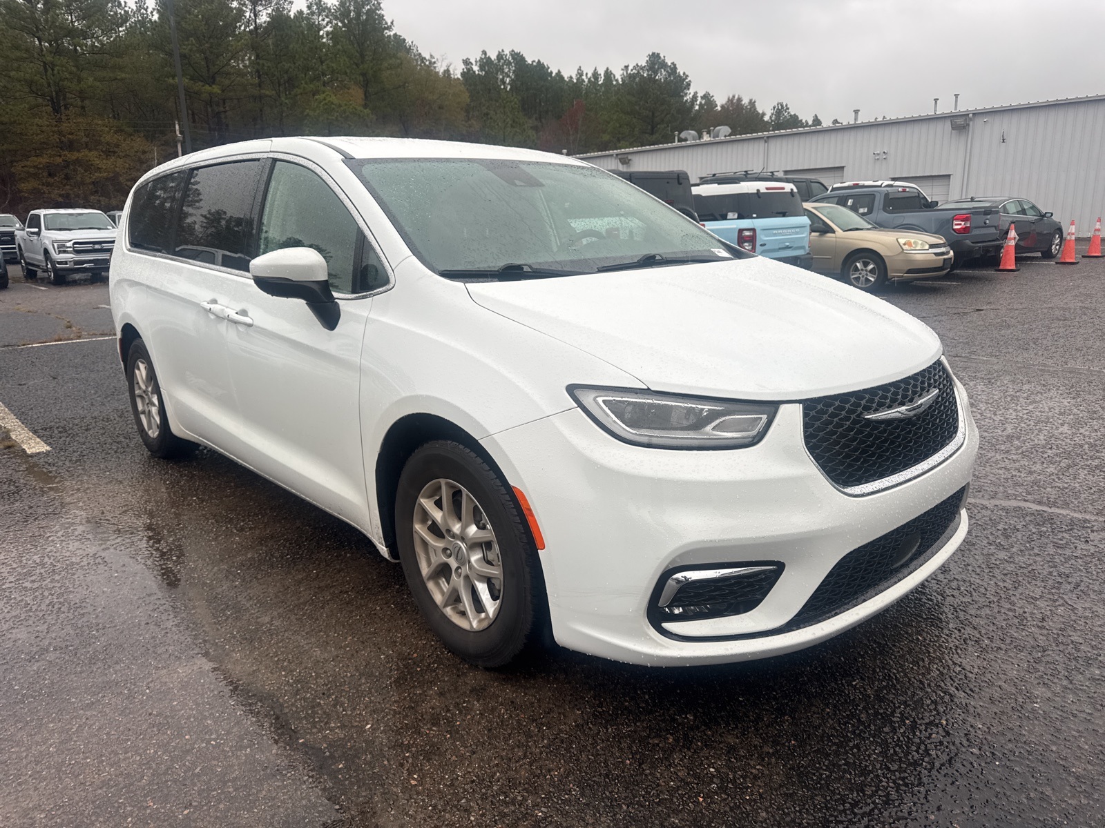 2023 Chrysler Pacifica Touring L's photo