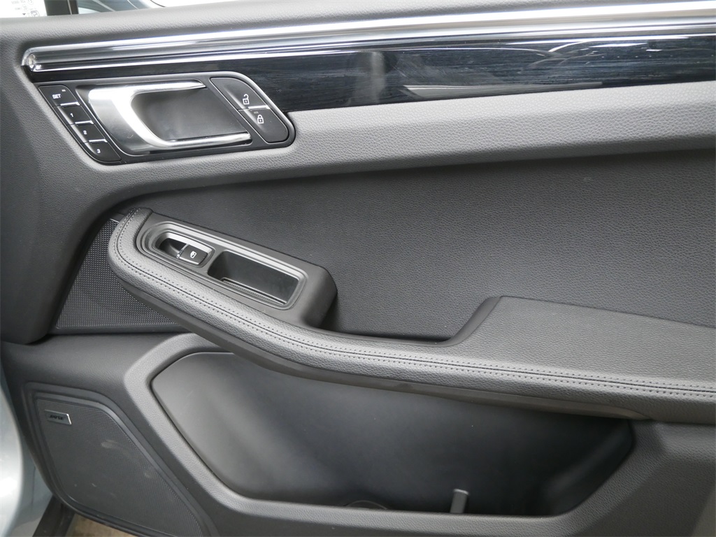 2024 Porsche Macan T photo 24