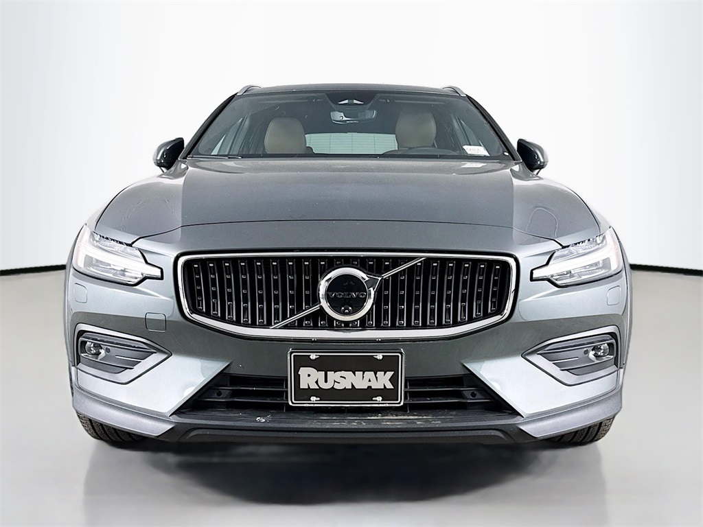 2026 Volvo V60 Cross Country B5 Plus photo 2