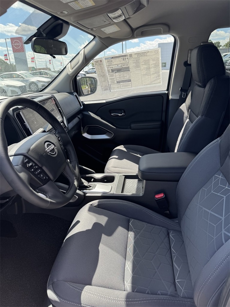 2025 Nissan Frontier Crew Cab SV photo 12