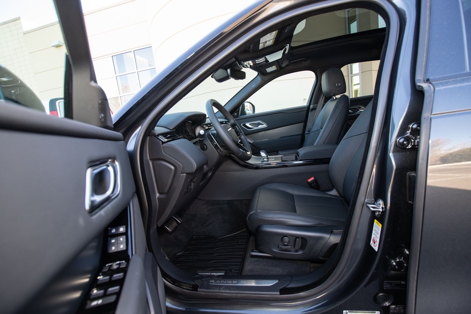 2025 Land Rover Range Rover Velar SE photo 24