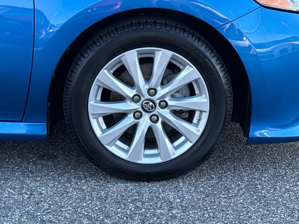 2019 Toyota Camry SE XLE photo 16