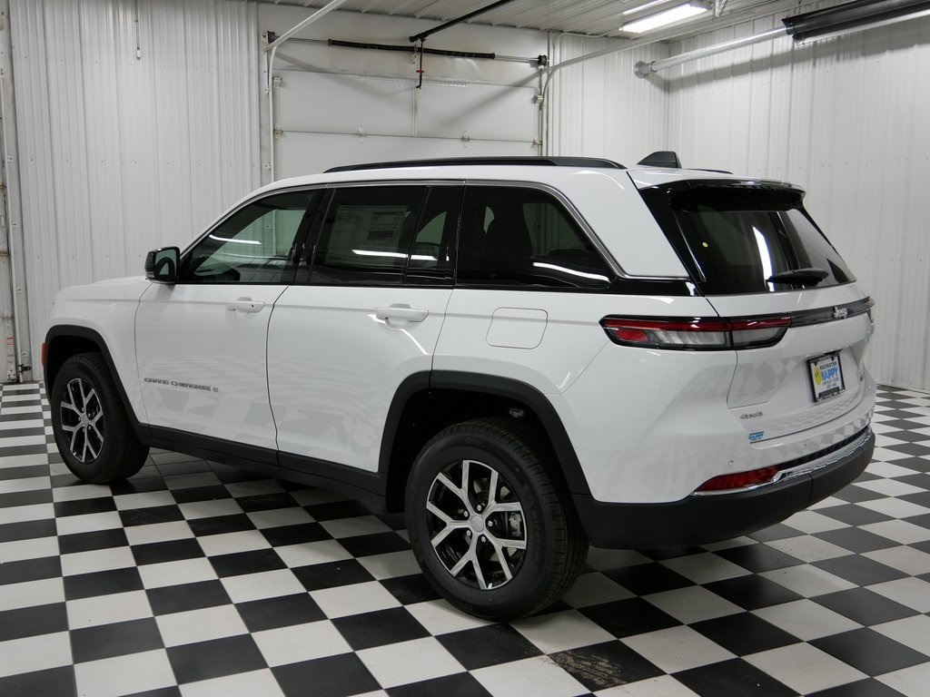 2025 Jeep Grand Cherokee Limited photo 3