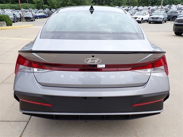2025 Hyundai Elantra SEL Sport photo 3