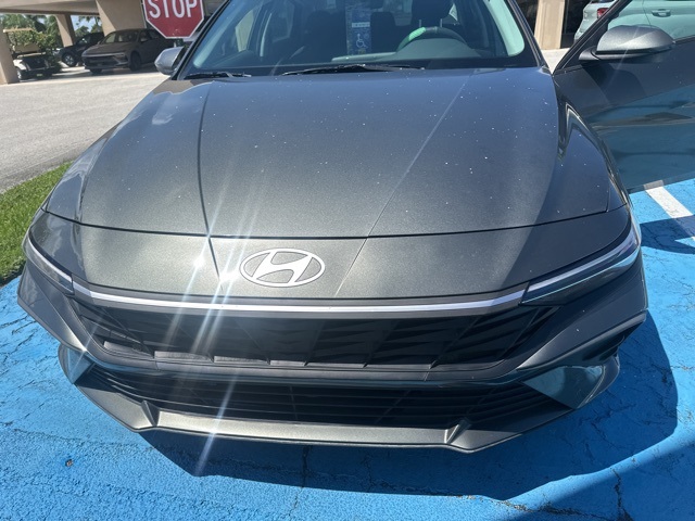 2024 Hyundai Elantra SEL photo 2
