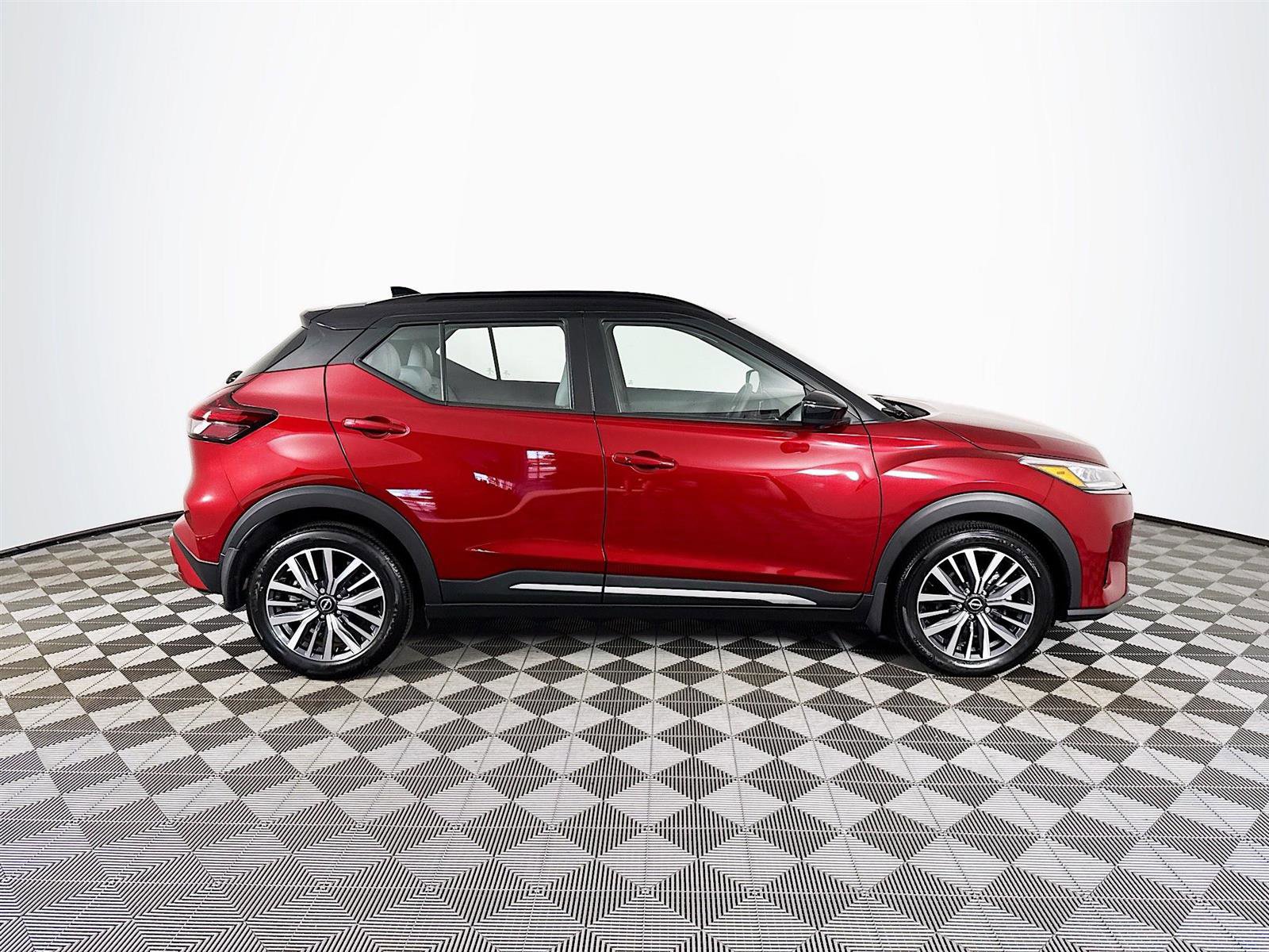 2023 Nissan Kicks SR photo 3