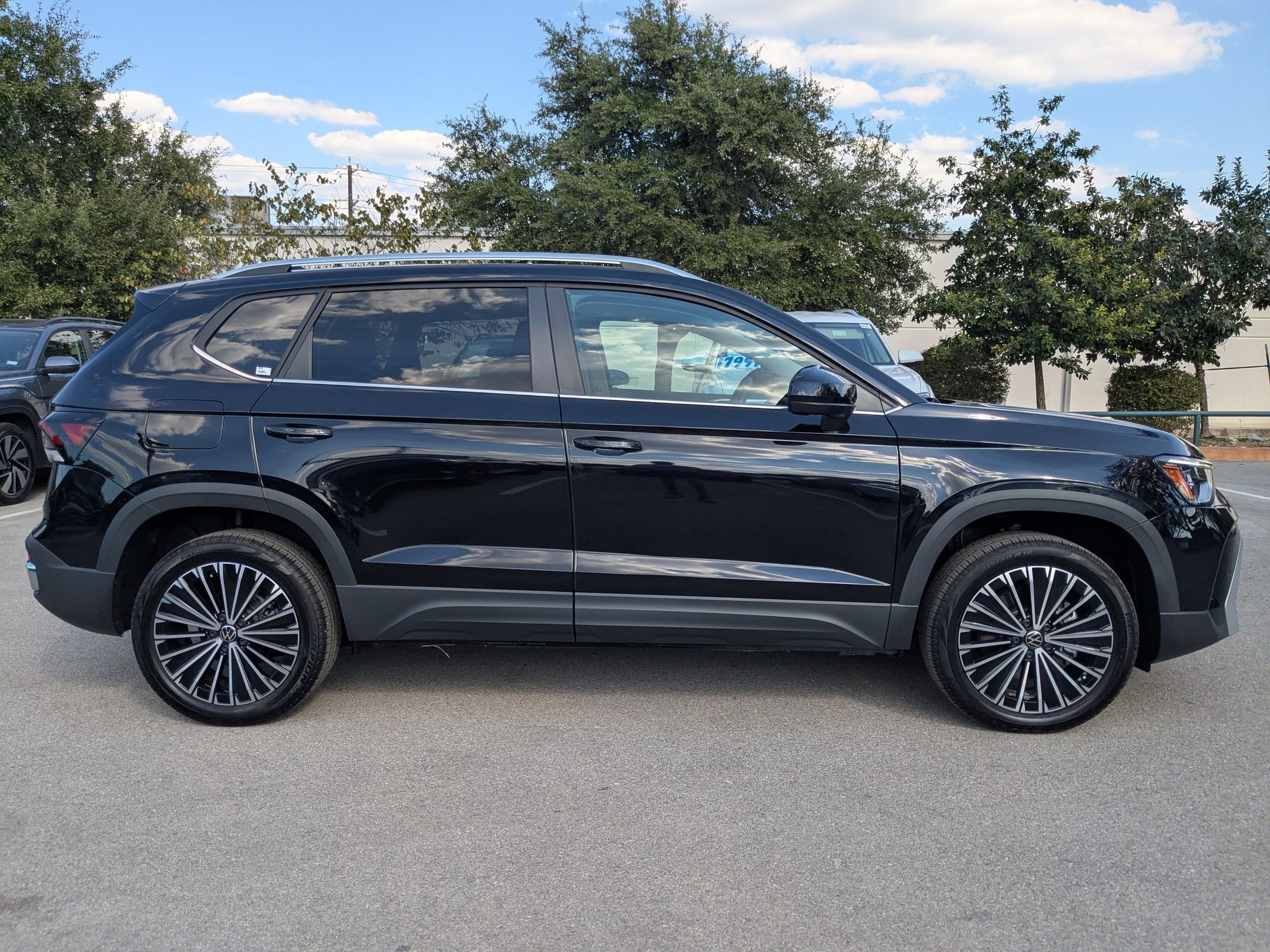 2025 Volkswagen Taos SE photo 2