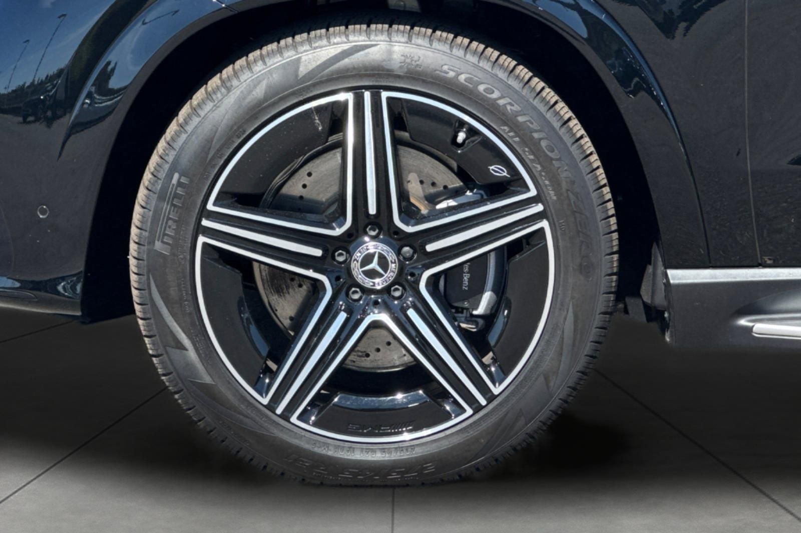 2025 Mercedes Benz GLE 580 4MATIC photo 4