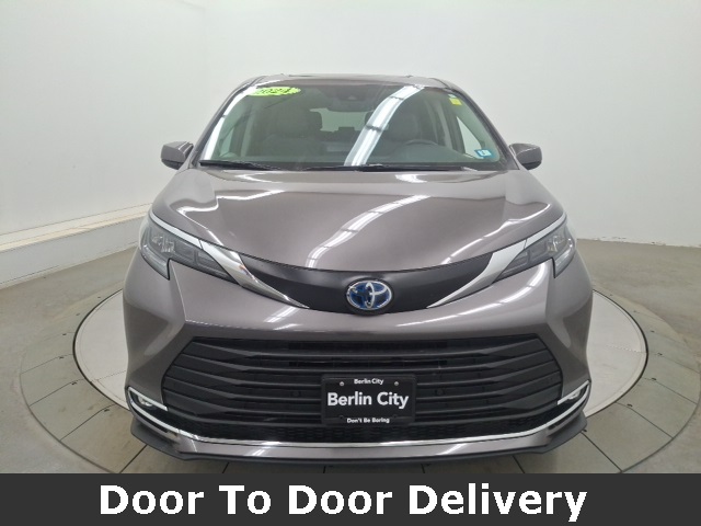 2024 Toyota Sienna XLE photo 2