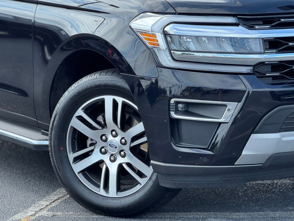 2023 Ford Expedition Limited photo 2