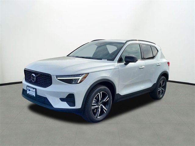 2026 Volvo XC40 Core's photo