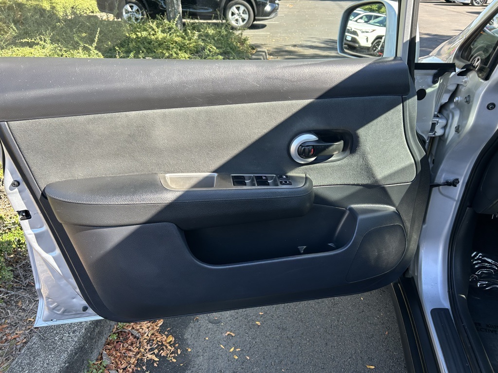 2012 Nissan Versa 1.8 S photo 9