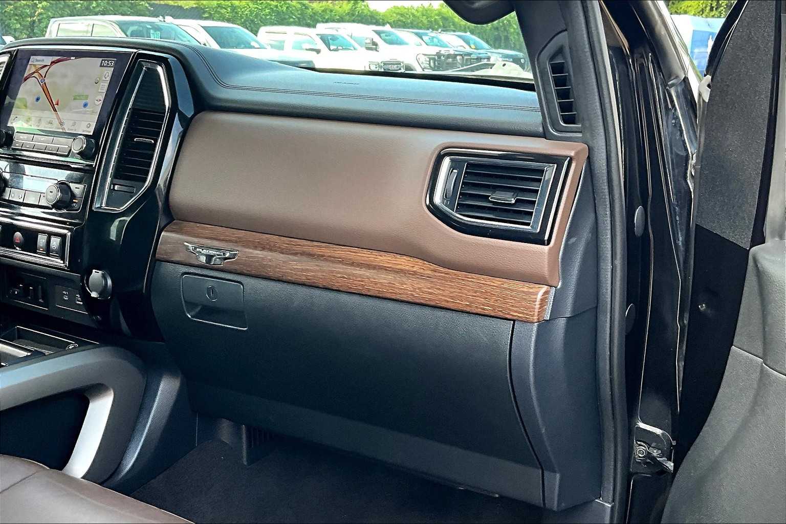 2020 Nissan Titan Platinum Reserve photo 17