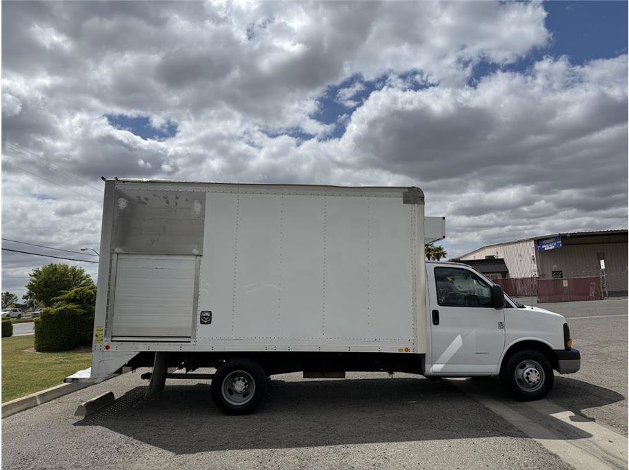 2015 Chevrolet Express Cutaway Van photo 4