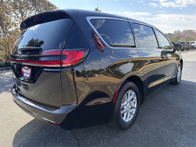 2026 Chrysler Pacifica photo 4