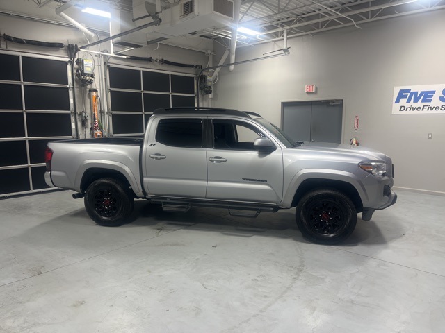 2021 Toyota Tacoma SR5's photo