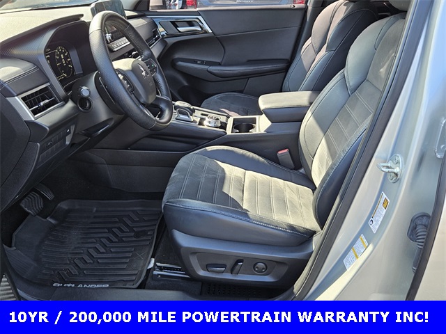 2023 Mitsubishi Outlander SE photo 2