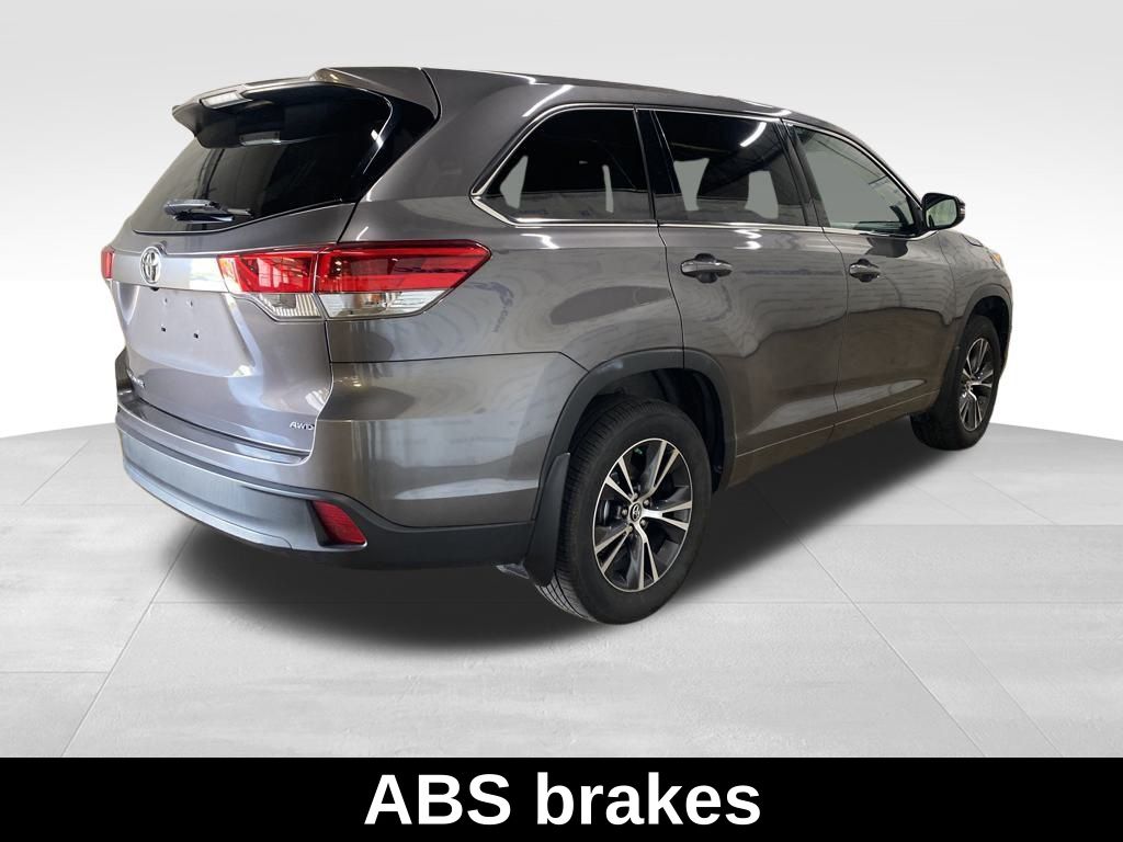 2018 Toyota Highlander LE photo 5