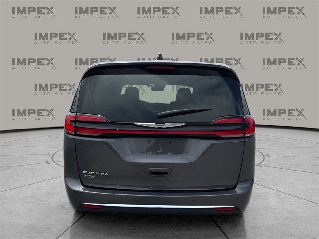 2023 Chrysler Pacifica Touring L photo 4