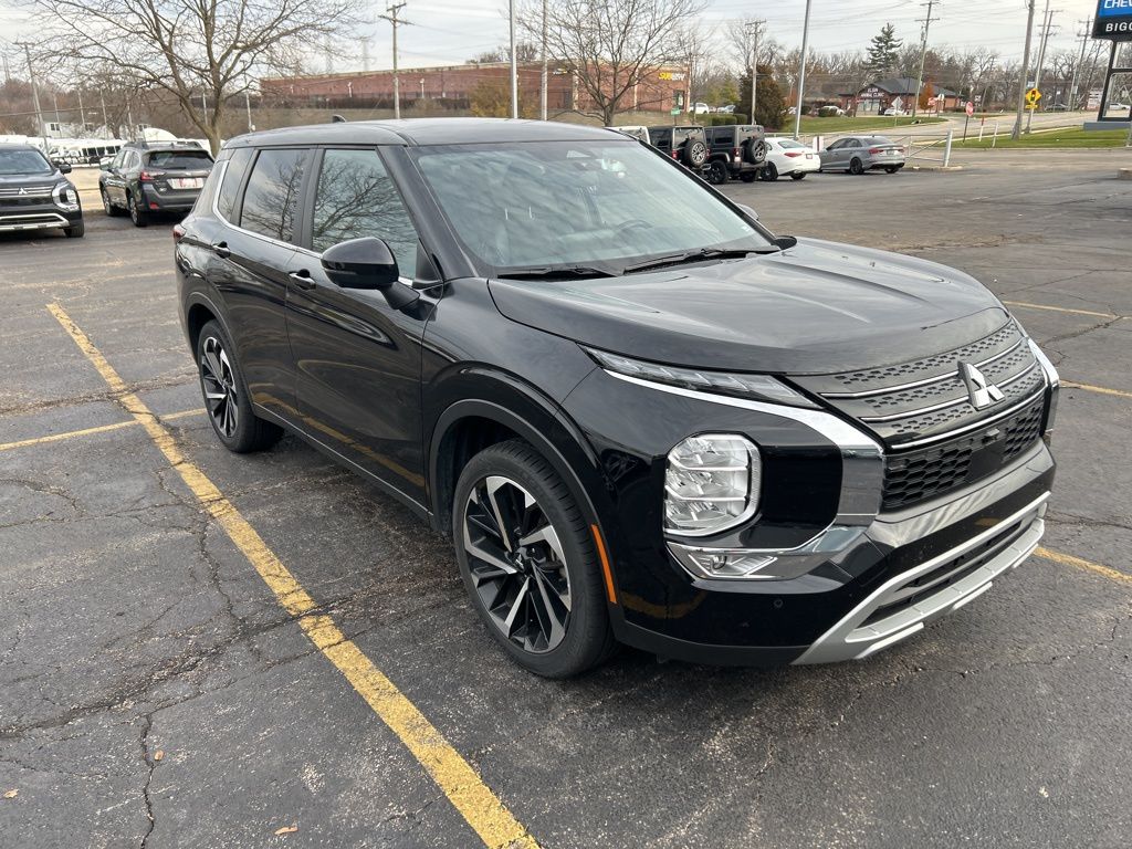 2024 Mitsubishi Outlander SE Black Edition photo 4