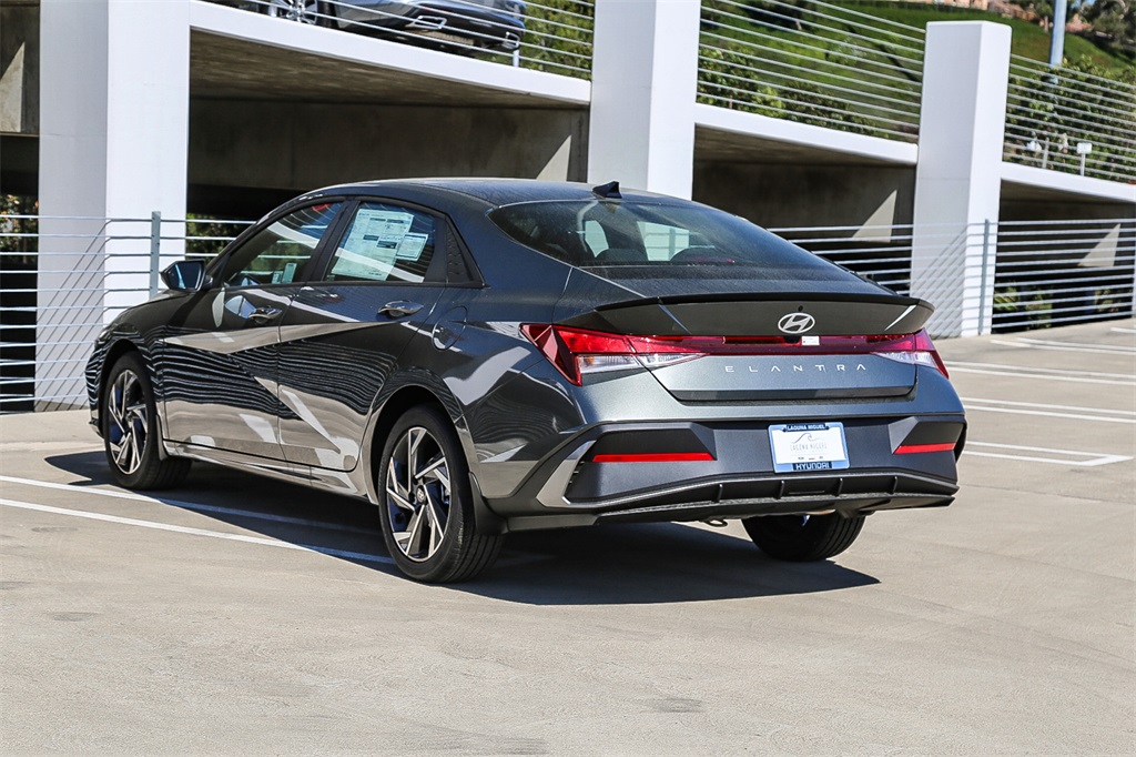 2025 Hyundai Elantra SEL Sport photo 4