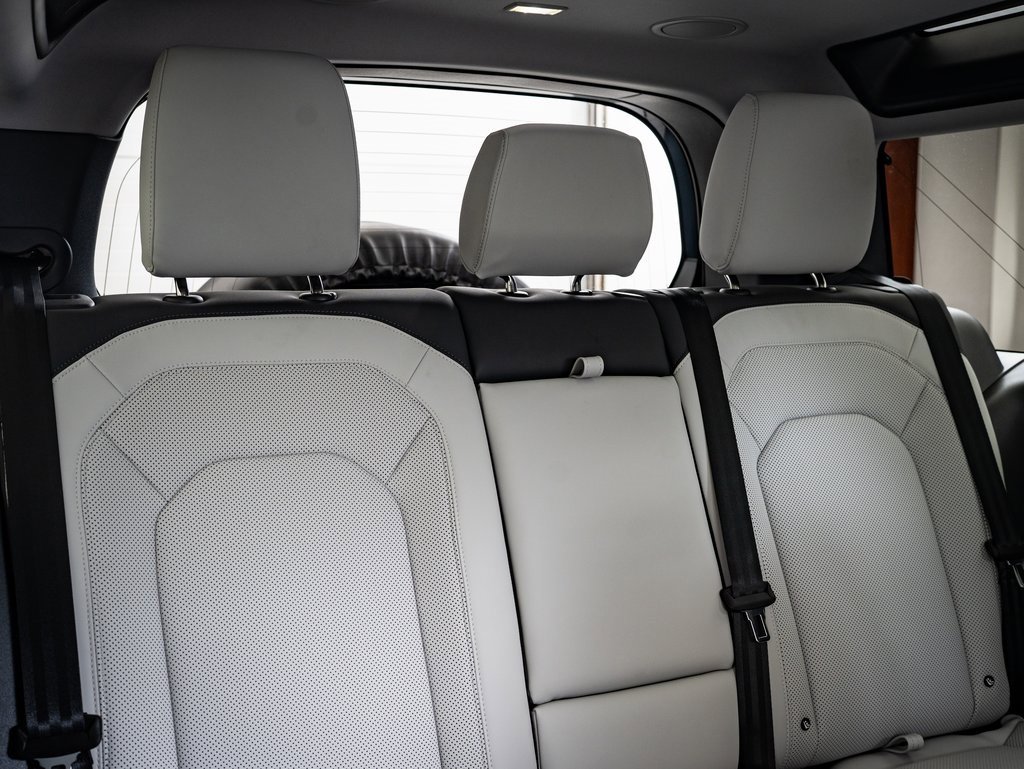 2025 Land Rover Defender 90 X-Dynamic SE photo 34
