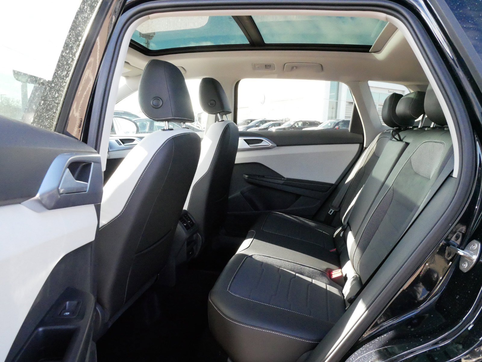 2025 Volkswagen Taos SE photo 3